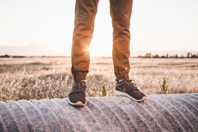 Modne sneakersy – 5 kultowych modeli na wiosnę